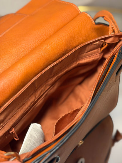 Smeđa crossbody torba s upečatljivom kopčom