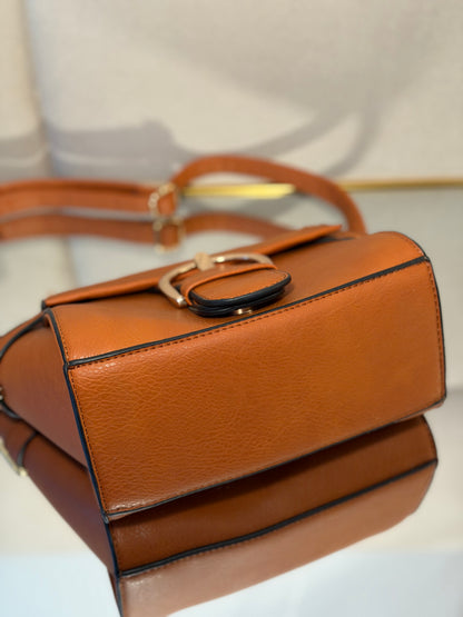Smeđa crossbody torba s upečatljivom kopčom