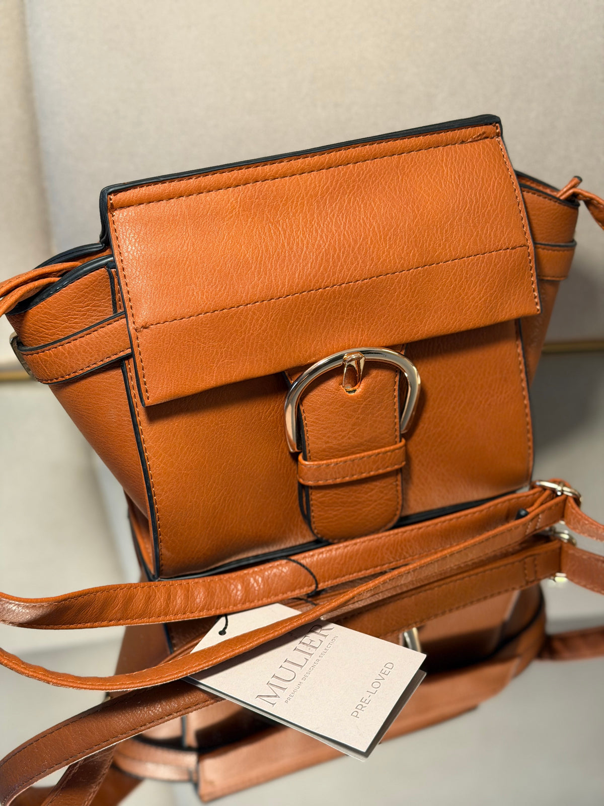 Smeđa crossbody torba s upečatljivom kopčom