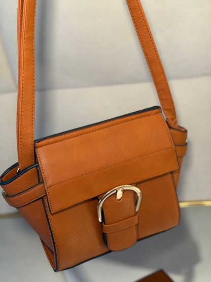 Smeđa crossbody torba s upečatljivom kopčom