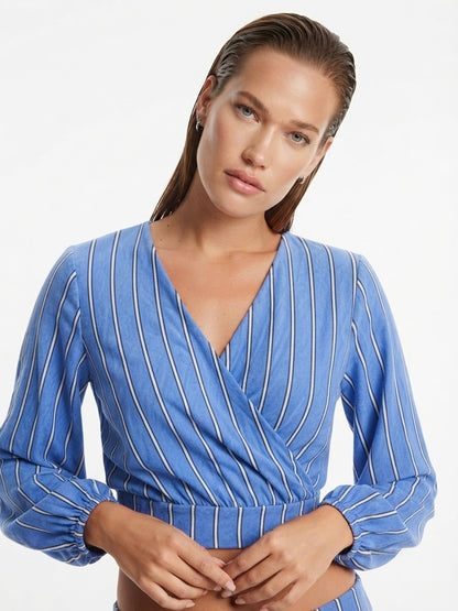 Bershka plava bluza na preklop | M