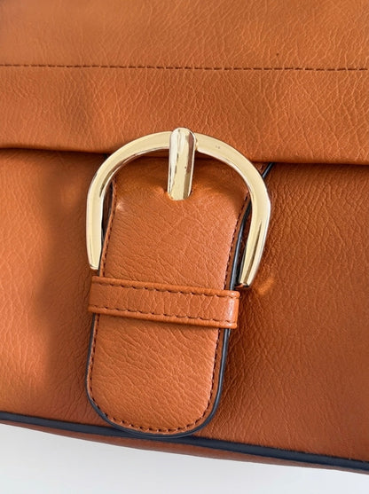 Smeđa crossbody torba s upečatljivom kopčom