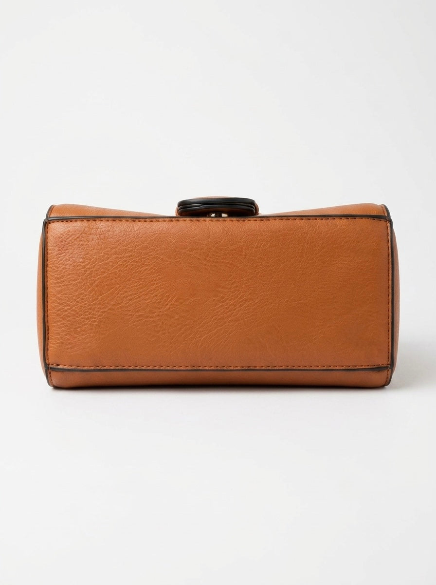 Smeđa crossbody torba s upečatljivom kopčom