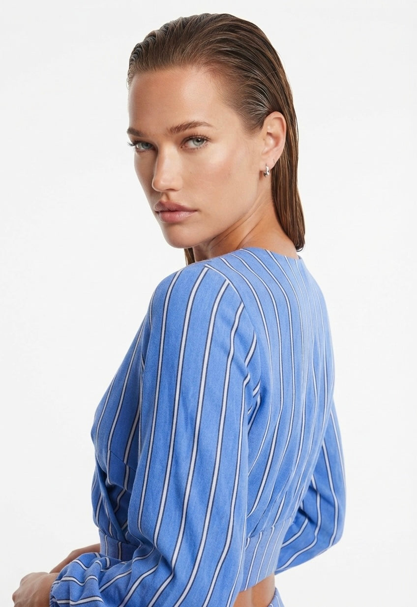 Bershka plava bluza na preklop | M
